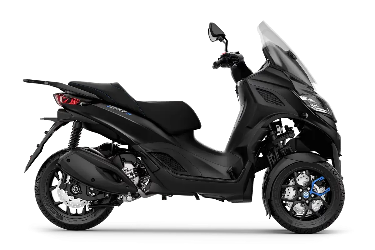 Piaggio MP3 300: consulta el precio de este elegante scooter negro de tres ruedas con detalles azules.
