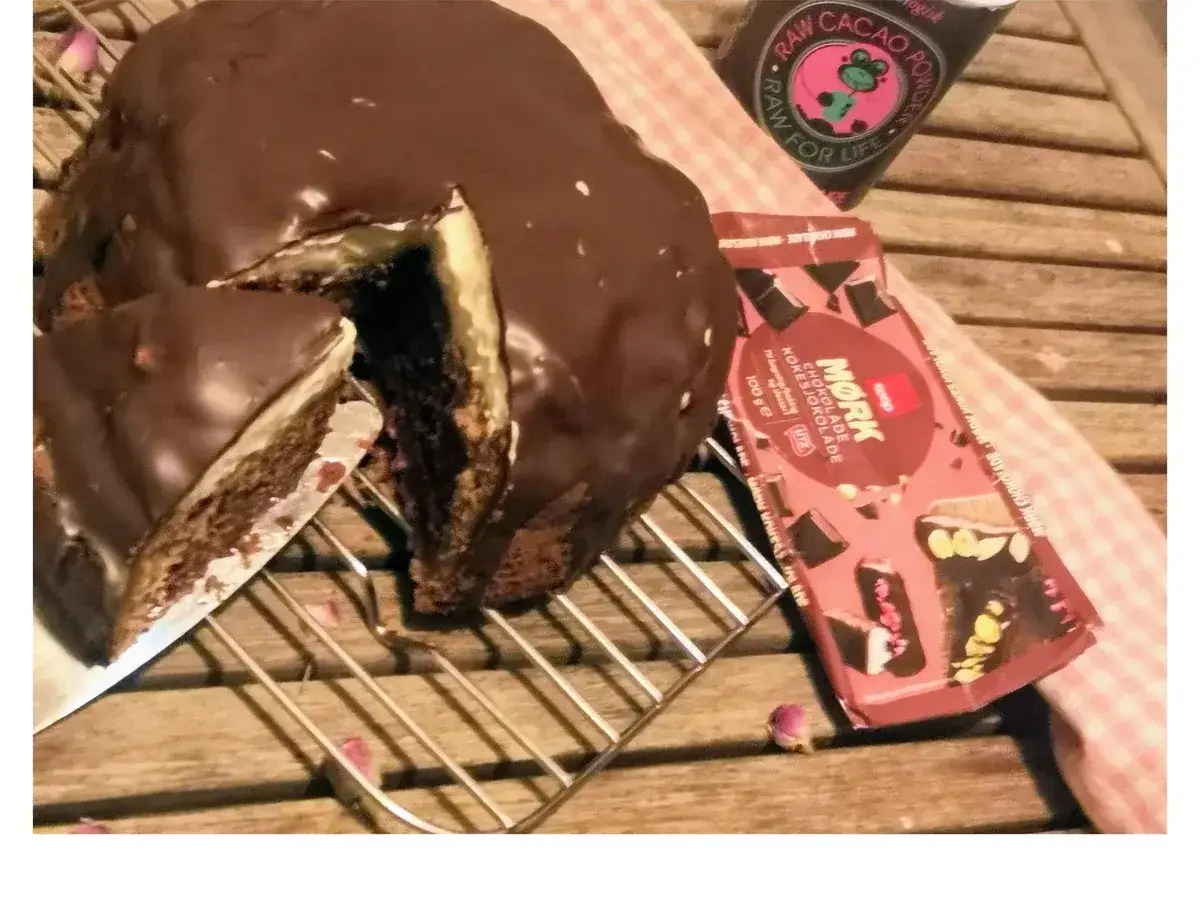 Eine saftige Donauwelle, leichte Variante, mit Schokoladenglasur und einer cremigen F&uuml;llung. Daneben liegen Zutaten f&uuml;r den Genuss.
