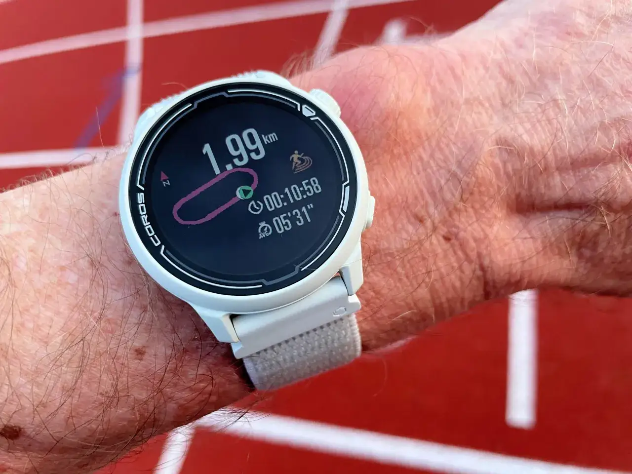 Eine Laufuhr zeigt 1.99 km, 00:10:58 und 05'31