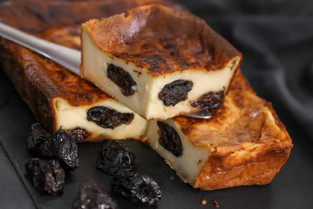 Far Breton gourmand, une recette de Cyril Lignac. Un g&acirc;teau moelleux aux pruneaux, dor&eacute; et app&eacute;tissant.