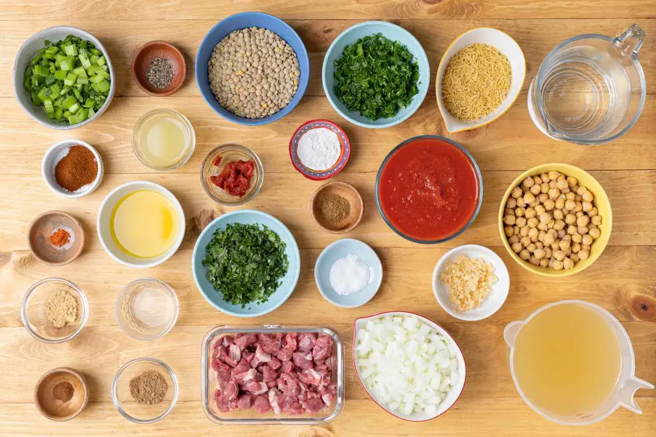 Alla ingredienser f&ouml;r en smakrik harira soppa: lammk&ouml;tt, linser, kik&auml;rtor, gr&ouml;nsaker, tomater, nudlar och kryddor.