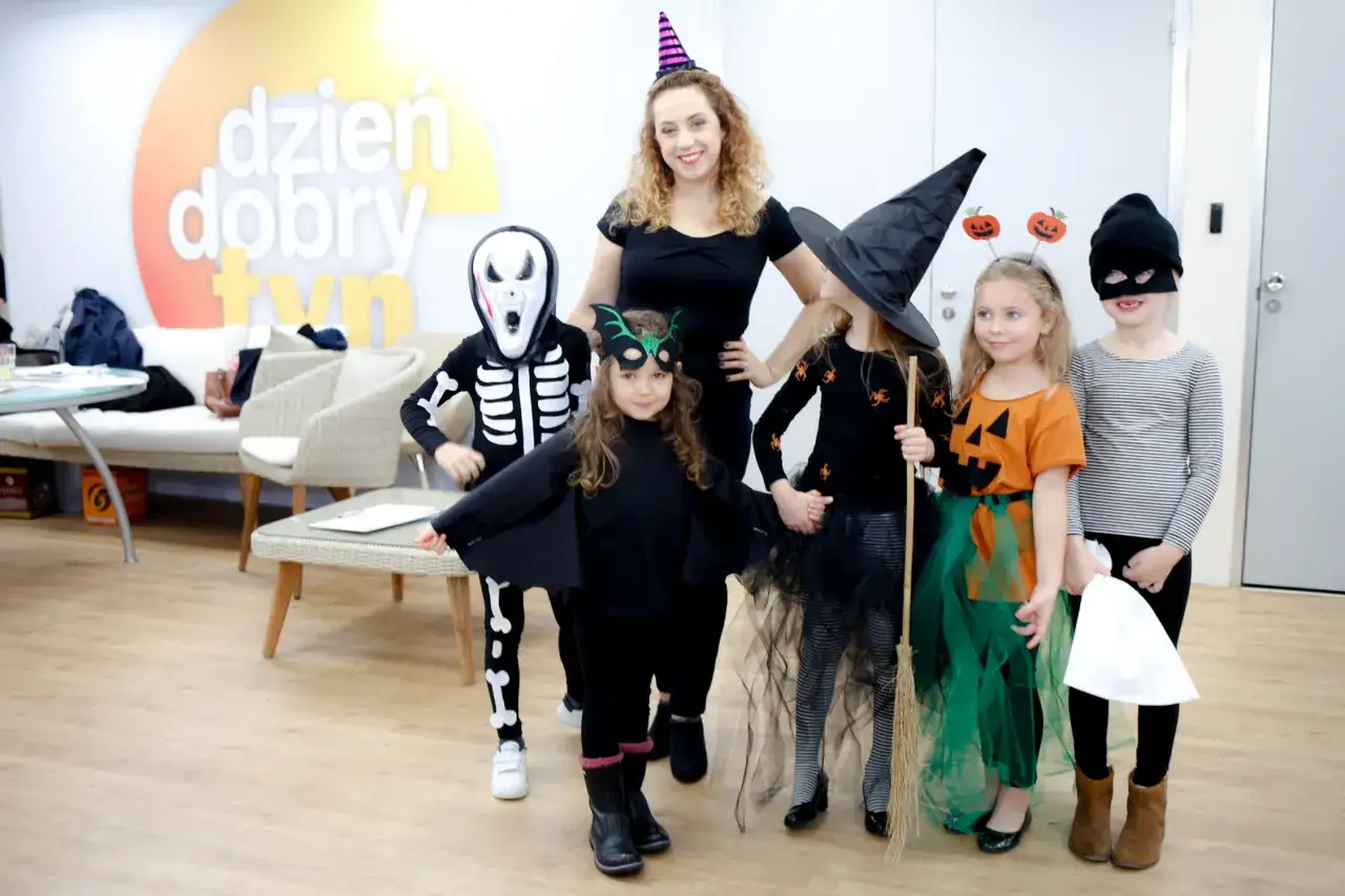 Dzieci w strojach na Halloween: szkielet, nietoperz, czarownica, dynia i złodziejaszek. Inspiracja, jak zrobić strój na Halloween.