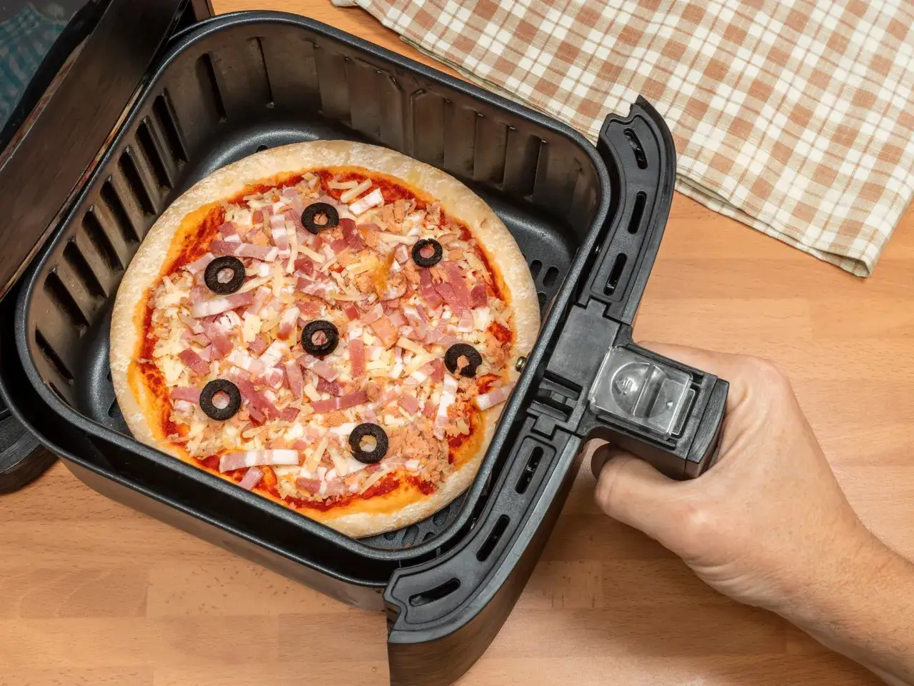 Mała pizza z boczkiem i oliwkami w air fryerze. Szybki sposób na domową pizzę.