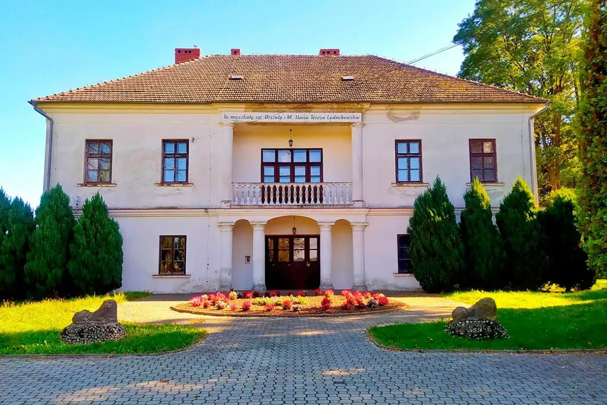 Dworek w Lipnicy Murowanej, gdzie mieszkały błogosławione Urszula i Maria Teresa Led&oacute;chowskie. Otoczony zielenią i kwiatami.