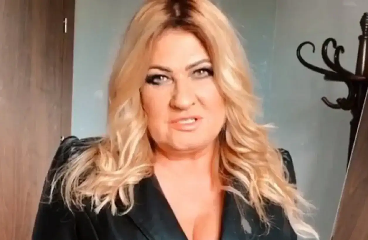 Beata Kozidrak bez peruki, z burzą blond włosów i wyrazistym makijażem, w czarnej, skórzanej marynarce.