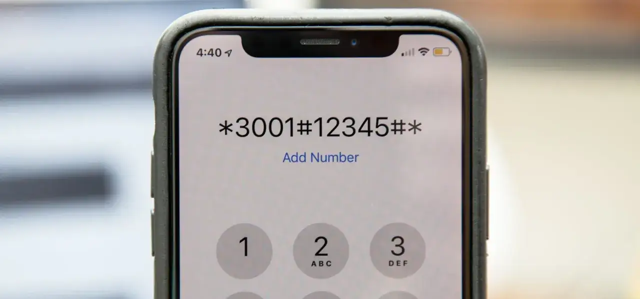 Jak sprawdzić numer telefonu na ekranie iPhone'a, wpisując kod *3001#12345#*.