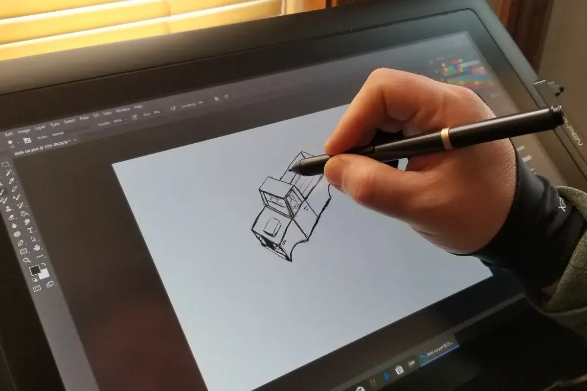 Rysowanie szkicu samochodu na tablecie graficznym z użyciem Adobe Fresco. Stylizowane linie tworzą bryłę pojazdu.