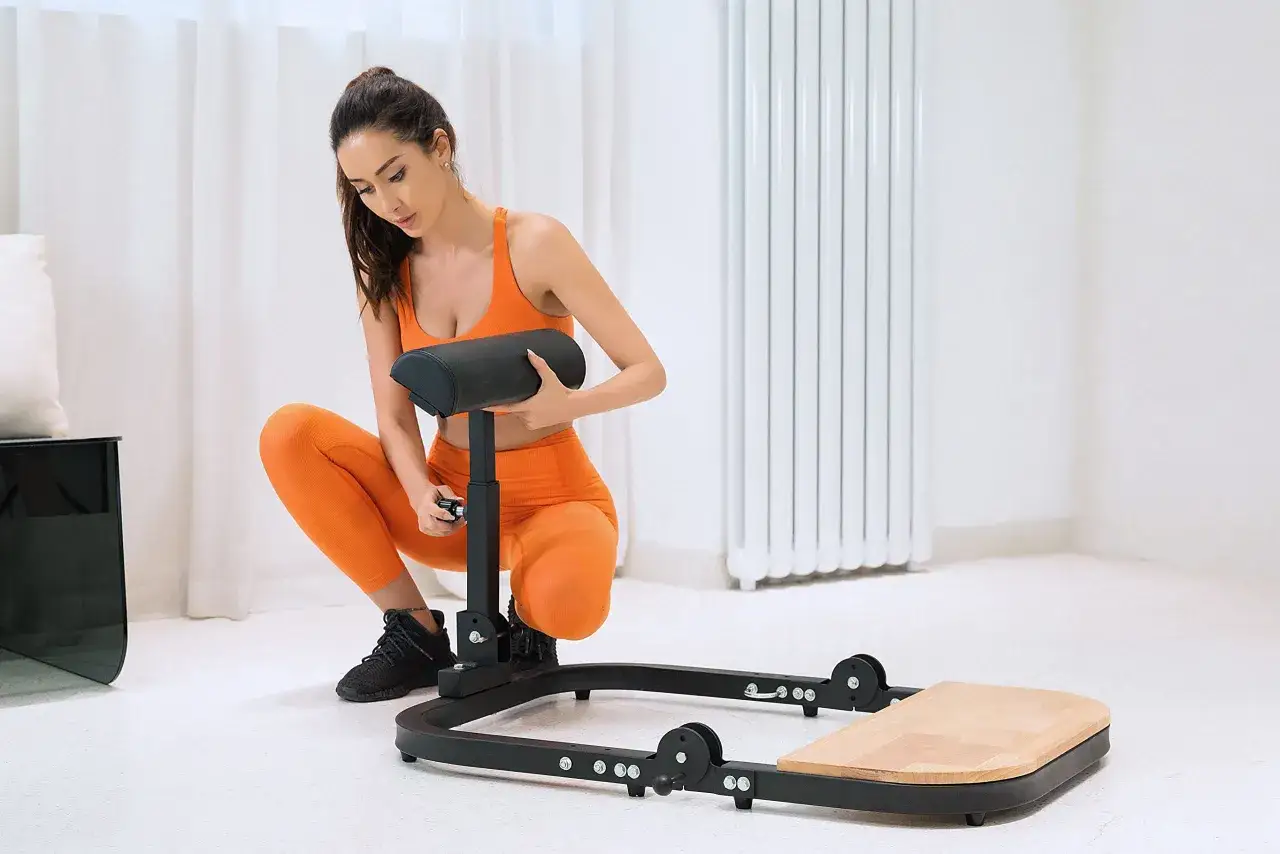 Frau macht Hip Thrusts mit Widerstandsband