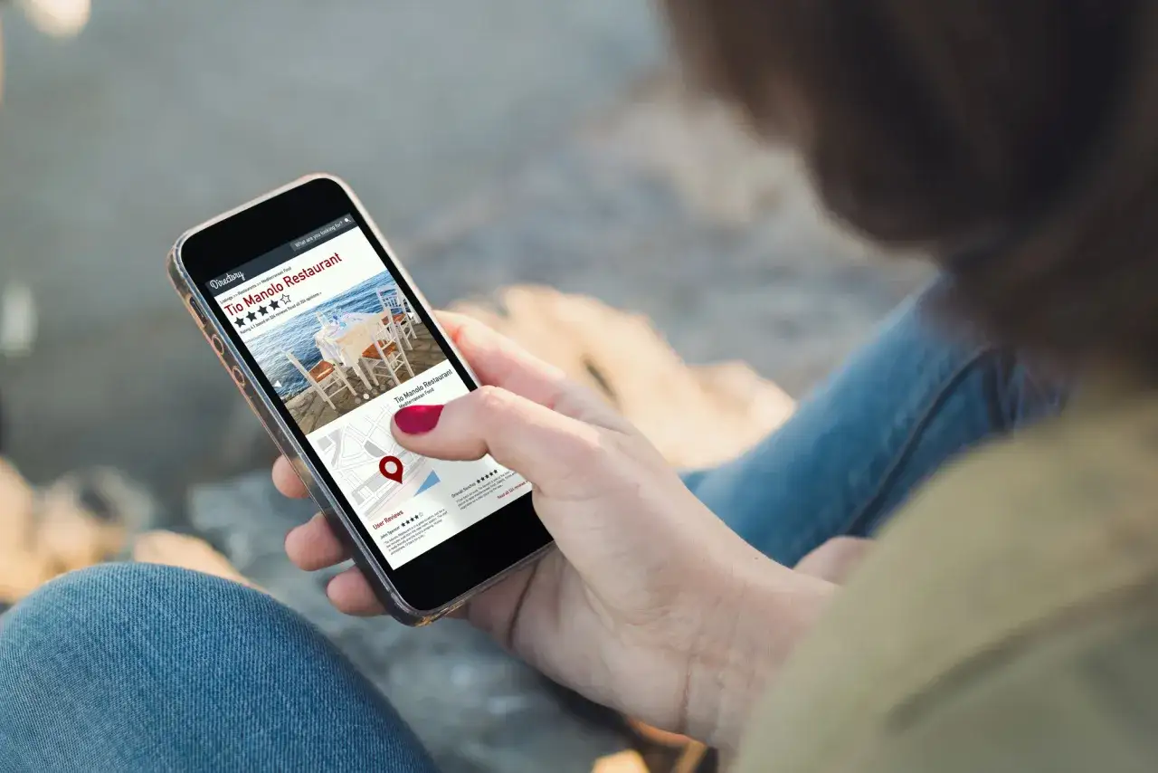 persone leggono recensioni online smartphone