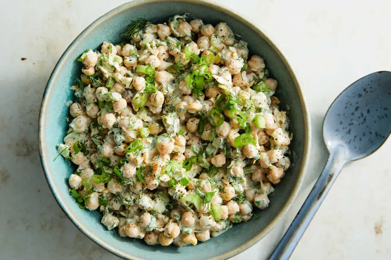 Cremiger Kichererbsen Salat mit frischen Kr&auml;utern und Fr&uuml;hlingszwiebeln, garniert mit Dill. Ein k&ouml;stlicher und gesunder Kichererbsen Salat.