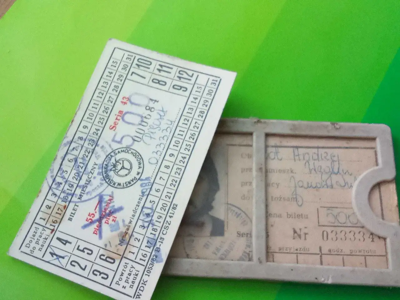 Stary bilet miesięczny PKS z ceną 500 zł. Widoczny numer serii i numer biletu.