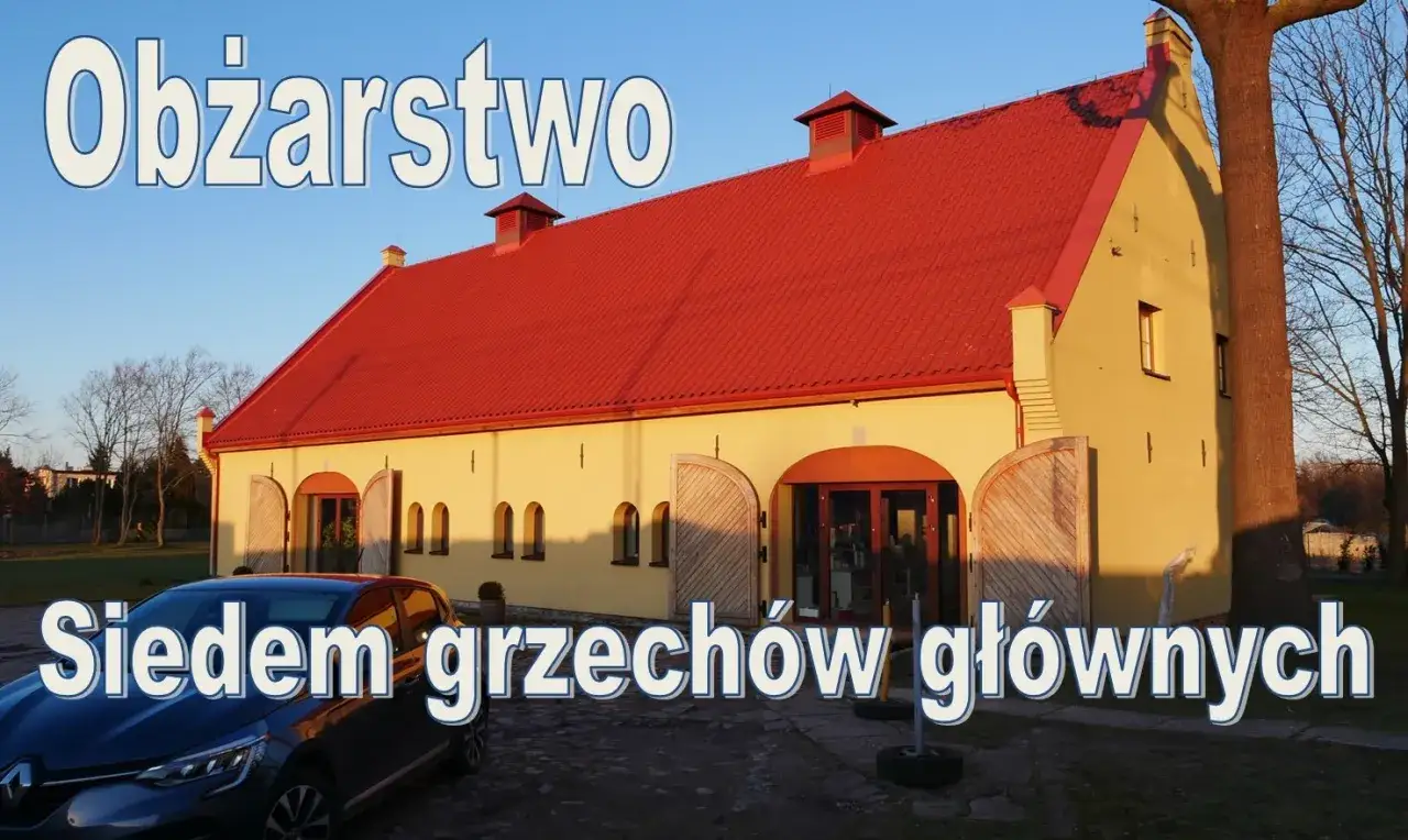 Żółty budynek z czerwonym dachem, na którym widnieje napis 