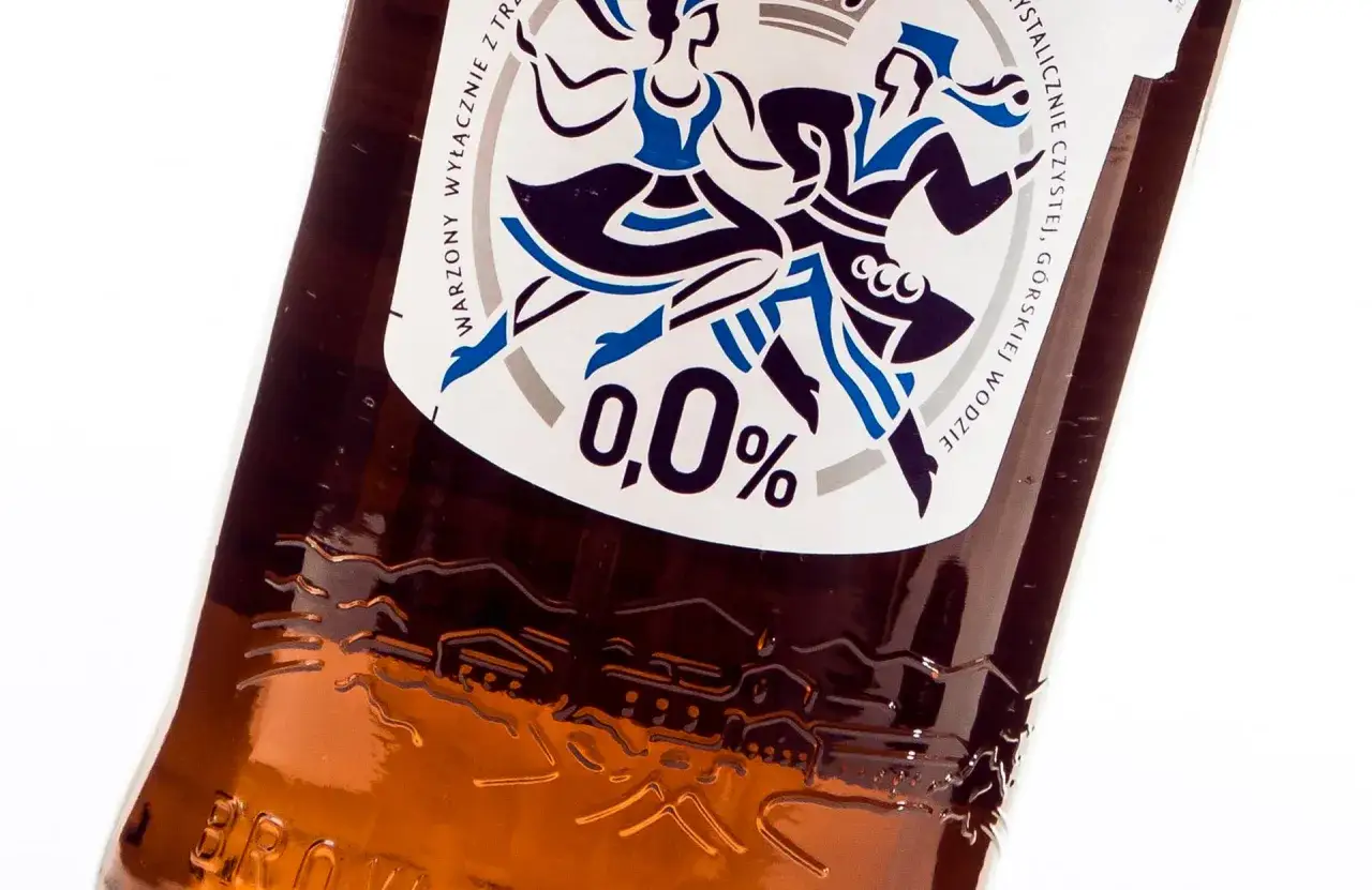 Piwo bezalkoholowe 0,0% z disulfiramem? Nie, to tylko etykieta z tańczącymi postaciami na butelce.