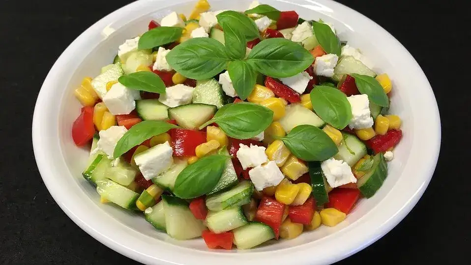 Auswahl einfacher, bunter Salate in Schalen