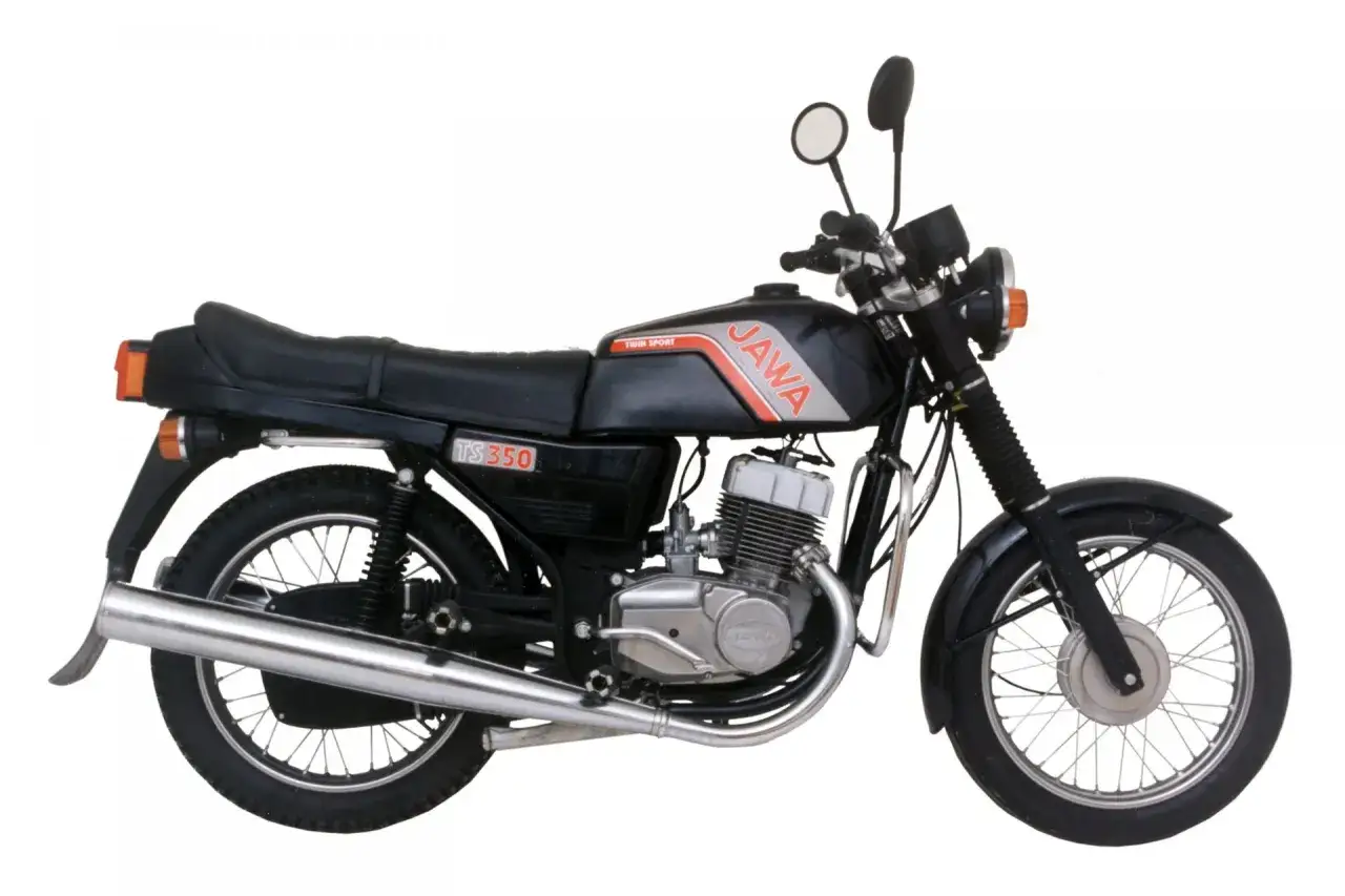 Czarny motocykl Jawa 350 TS Twin Sport. Klasyk z lat 80. z charakterystycznym silnikiem i wydechem. Idealny do podróży, poznaj jego jawa 350 dane techniczne.