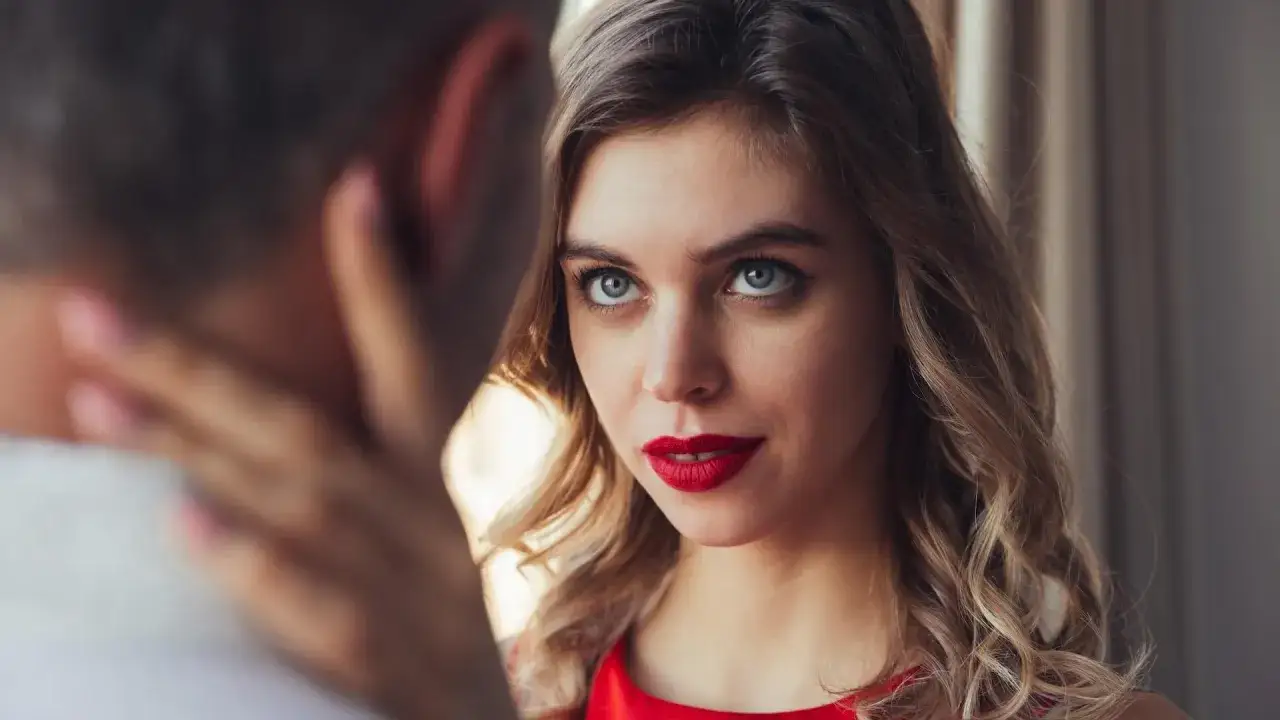 Mirada intensa y labios rojos, la atracci&oacute;n entre dos personas se siente en el aire.