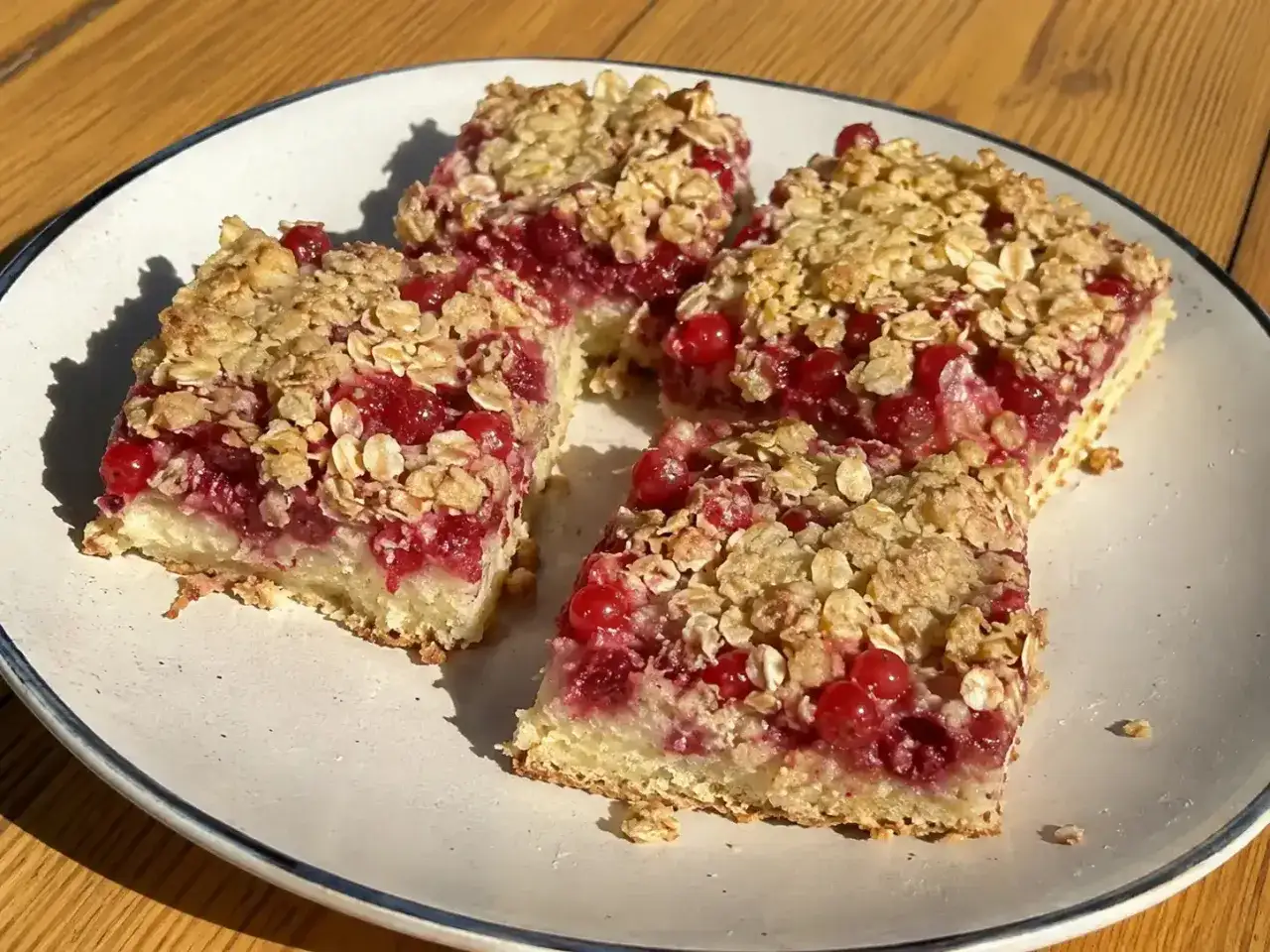Saftiga bitar av en hembakad smulpaj med r&ouml;da vinb&auml;r, perfekt att baka i l&aring;ngpanna.
