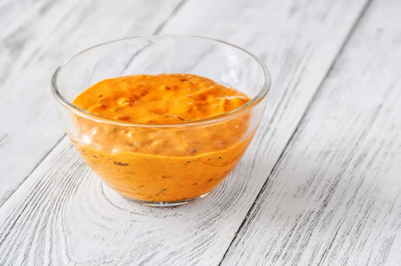 Cremige, orangefarbene Sauce in einer Glasschale, perfekt f&uuml;r den besten Burger.