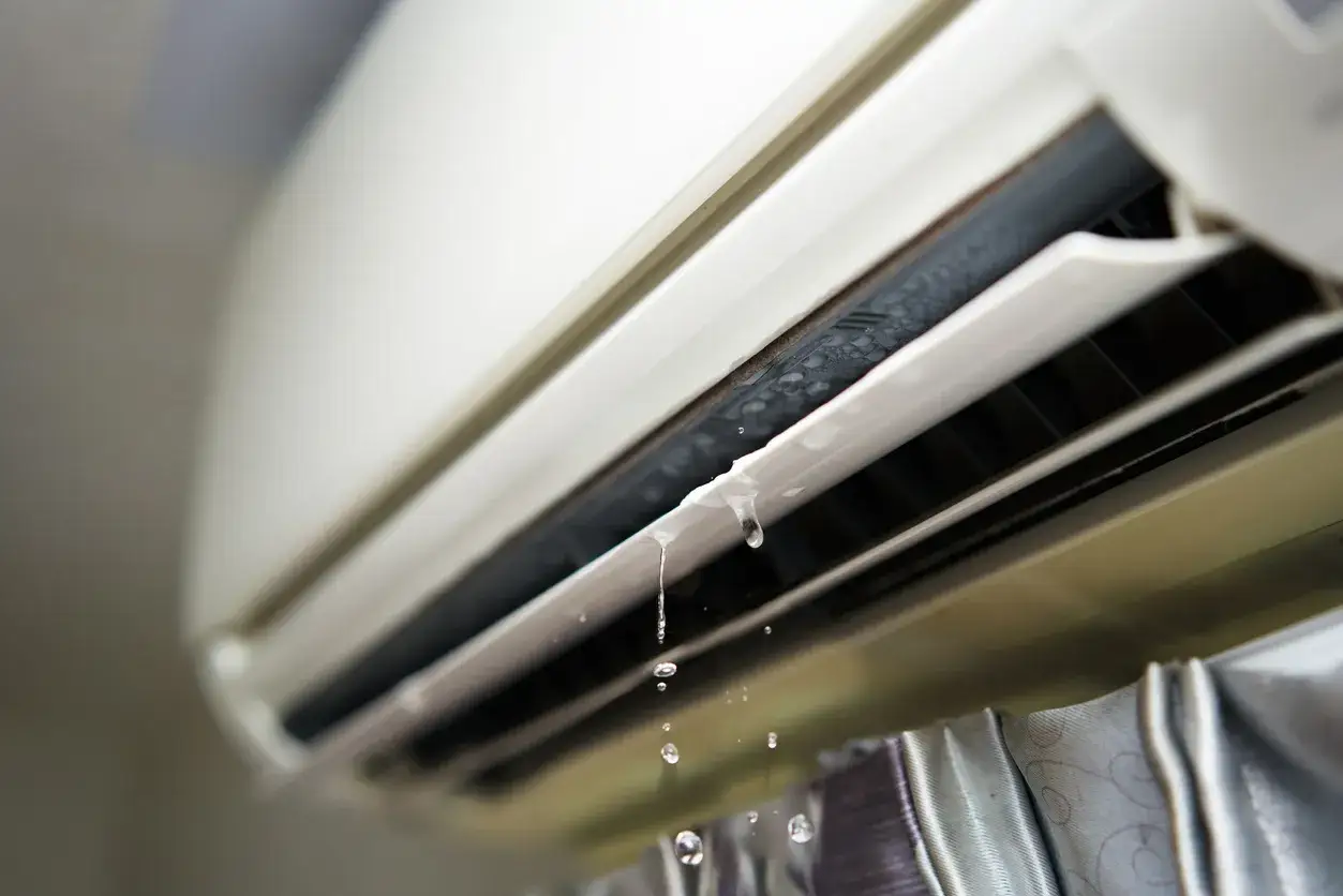 Gotas de agua caen de mi aire acondicionado. Parece que mi aire acondicionado gotea y necesita reparaci&oacute;n.