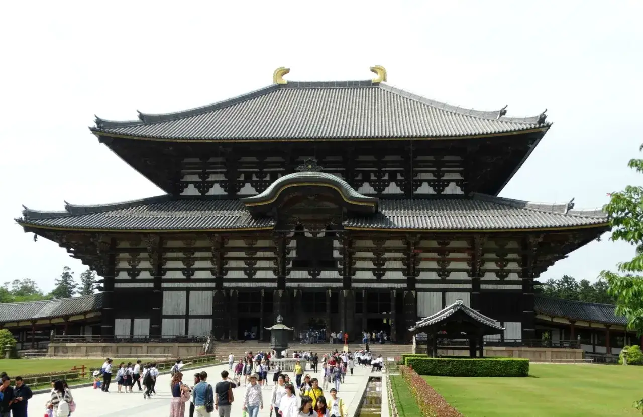 Wielka świątynia w Japonii, idealne miejsce, by zobaczyć tradycyjną architekturę i poczuć atmosferę.