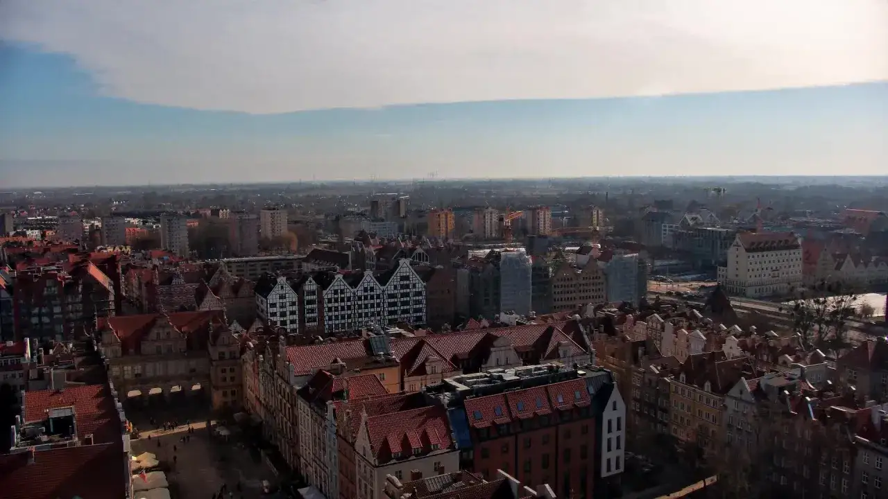 Widok na Gdańsk z lotu ptaka. Idealne miejsce na weekendowy wypad, z malowniczymi kamieniczkami i szeroką panoramą miasta.