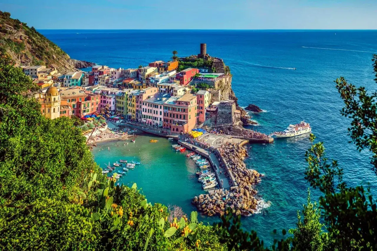 Malerische Küste Liguriens mit bunten Häusern und Meer