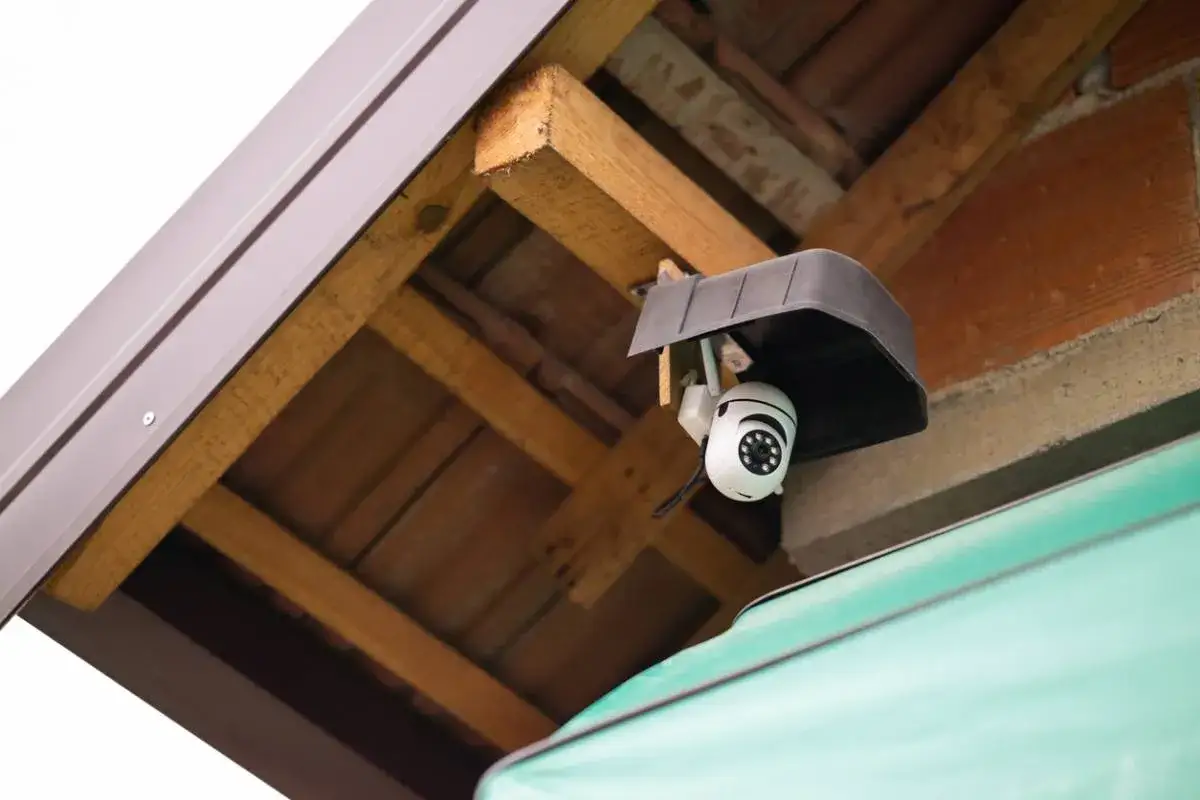 Une cam&eacute;ra de surveillance est install&eacute;e sous un avant-toit, prot&eacute;geant ainsi votre domicile. Peut-on mettre une cam&eacute;ra de surveillance chez soi ? Oui, pour plus de s&eacute;curit&eacute;.