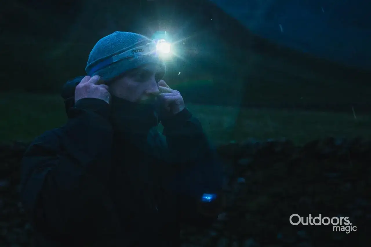 Mann im Dunkeln mit Stirnlampe, bereit f&uuml;r den Petzl Swift RL Test.