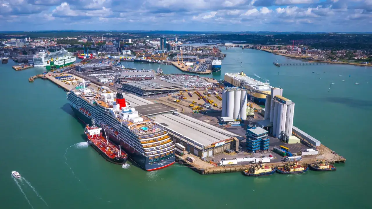 Vista aerea del Southampton porto con navi da crociera, navi cisterna, cargo e parcheggi auto.