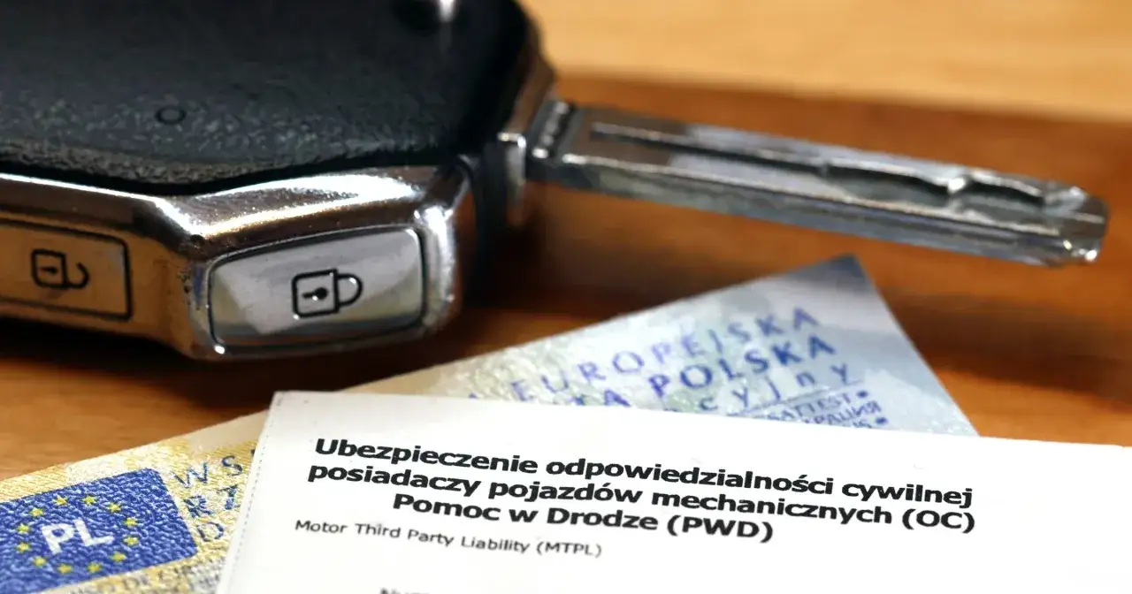 Kluczyk samochodowy i dokumenty, w tym ubezpieczenie OC. Brak stresu, gdy masz wszystko w porządku.