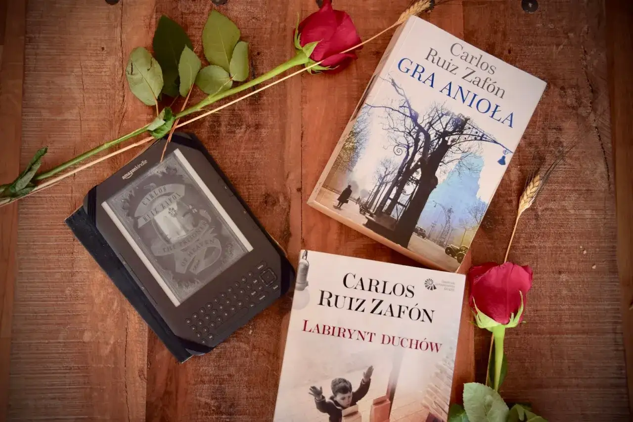 Cmentarz zapomnianych książek ożywa na ekranie Kindle i kartach powieści. Dwie róże i kłos dodają romantyzmu.