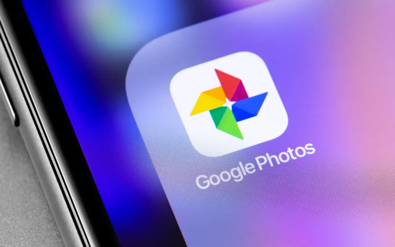 Google Photos-ikonen p&aring; en sk&auml;rm. Kanske en l&aring;st mapp Google Foto som v&auml;ntar p&aring; att &ouml;ppnas.