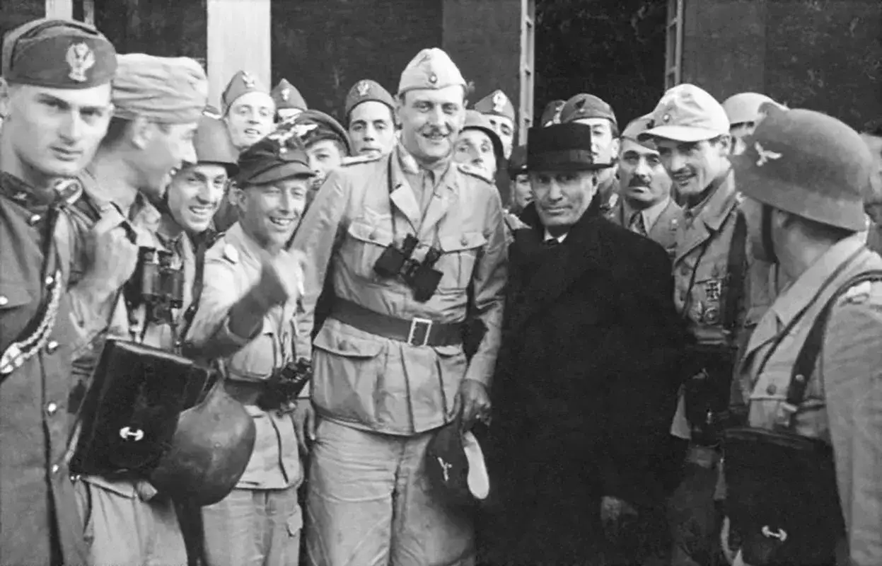 Mussolini omgiven av soldater, en av dem liknar Otto Skorzeny.