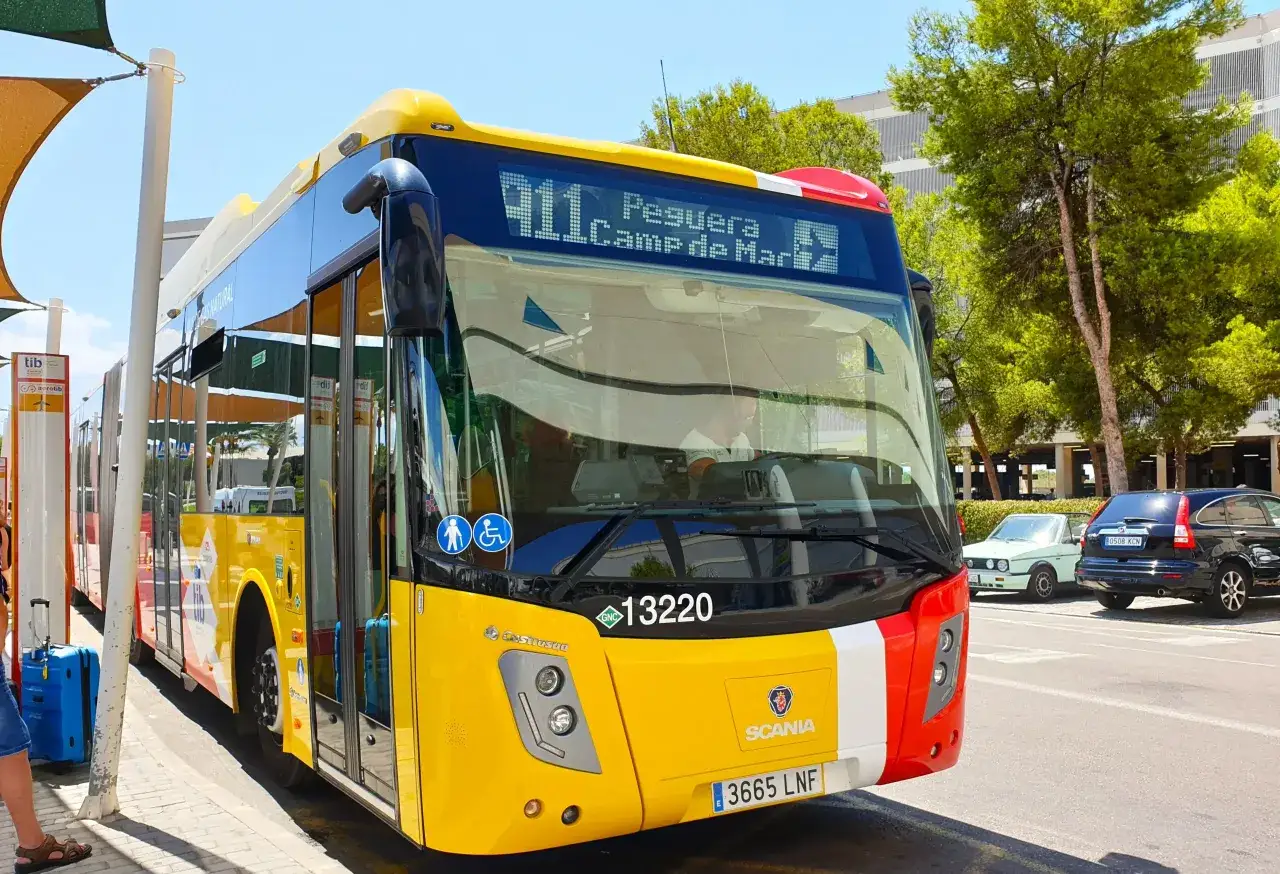 Żółty autobus z napisem