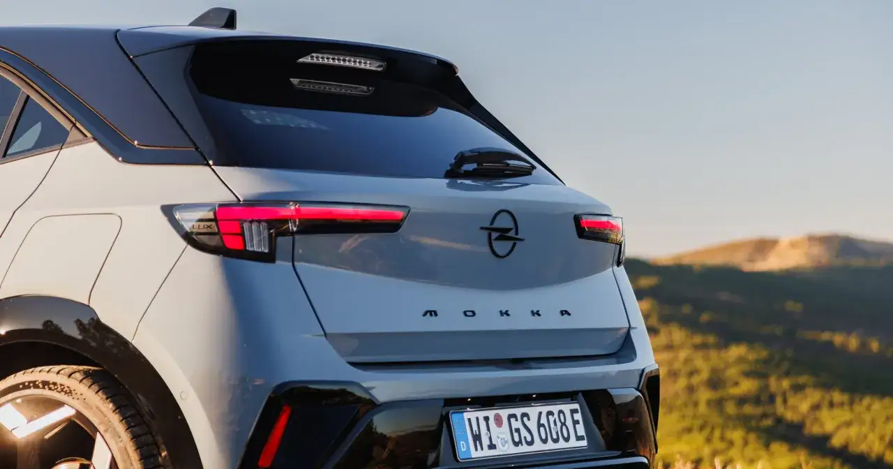 Tył Opla Mokka, jednego z nowoczesnych opel modele, z charakterystycznymi światłami LED i logo marki.
