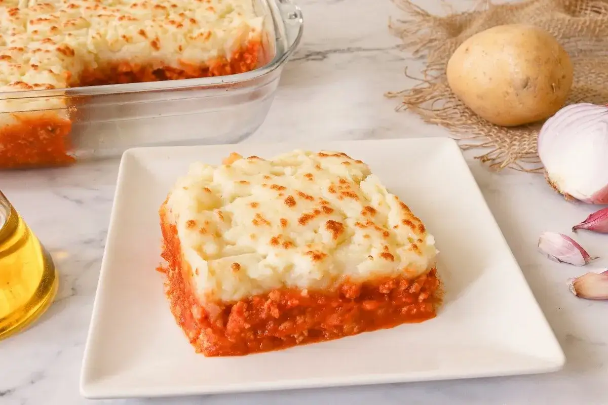 Un delicioso pastel de papa con carne molida y puré de papa gratinado, listo para servir.