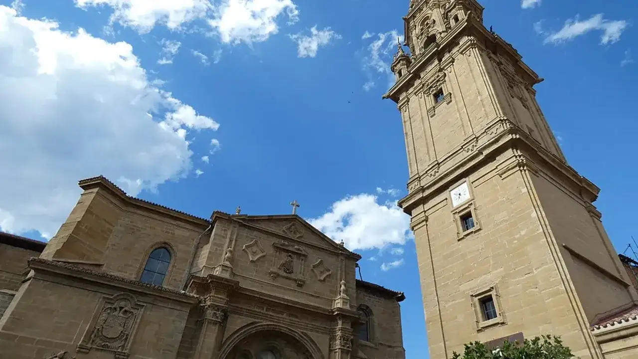 La Catedral de Santo Domingo de la Calzada, con su imponente torre y fachada, es un lugar imprescindible que ver en Santo Domingo de la Calzada.