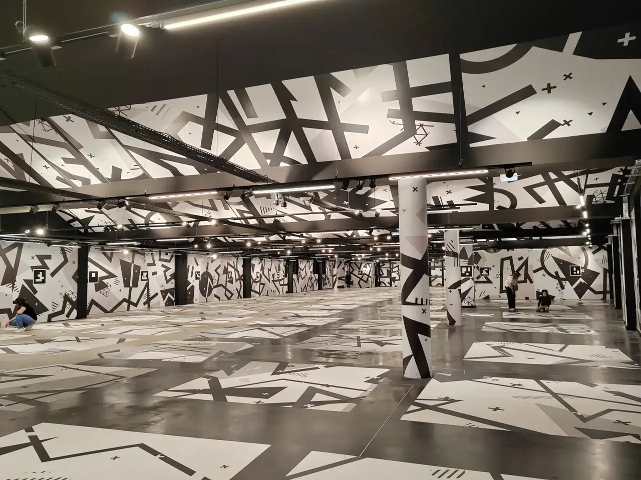 Immersion dans une installation artistique monumentale &agrave; Eclipso Paris, o&ugrave; des motifs graphiques noirs et blancs recouvrent murs, sol et plafond.