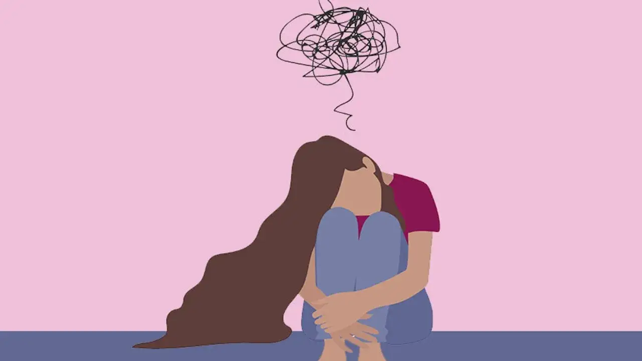 Dziewczyna skulona, z chaosem myśli nad głową, symbolizująca **ptsd objawy**.