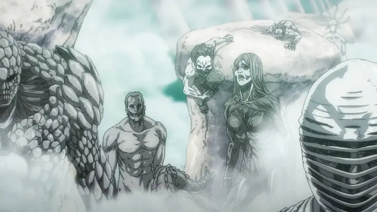 Mehrere Attack on Titan Titanen, darunter der Kolossale und der weibliche Titan, stehen in einer nebligen Landschaft.