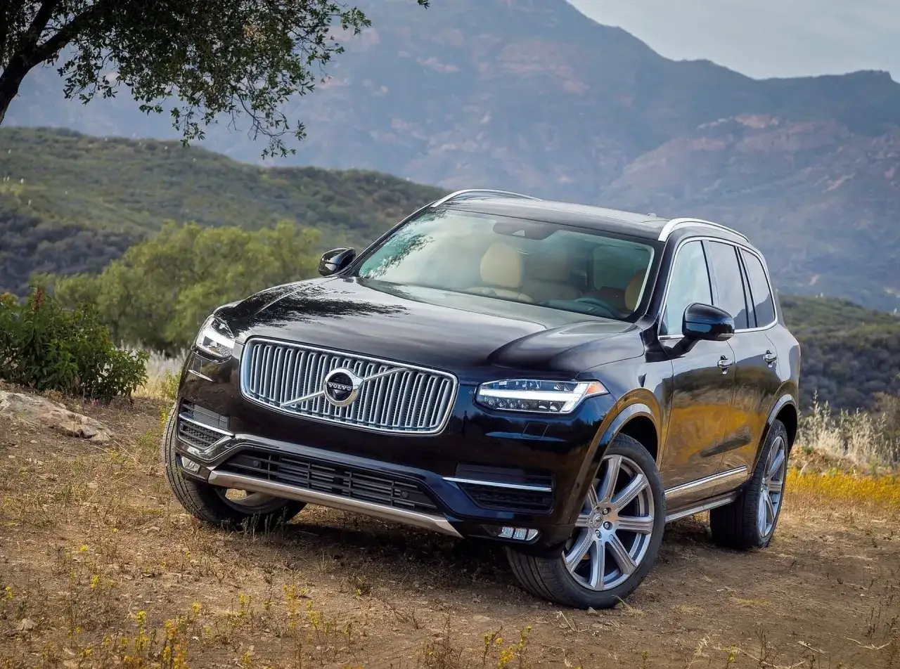 Czarny Volvo XC90 II na tle gór. Nawet ten luksusowy SUV może mieć swoje volvo xc90 ii awarie i problemy.