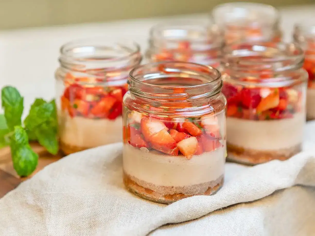 Sju läckra jordgubbscheesecake i glas, perfekt för en somrig fika.