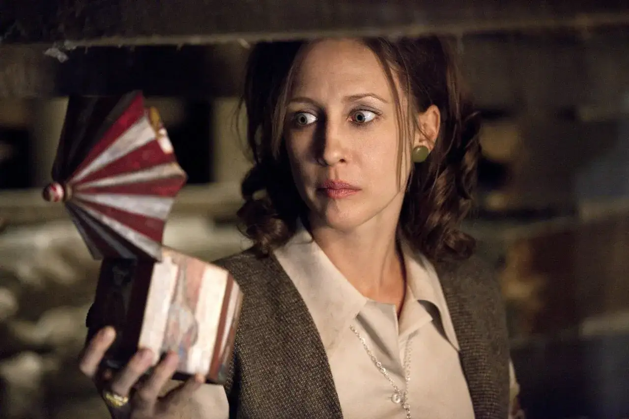 Vera Farmiga w filmach i serialach budzi grozę. Tutaj z przerażeniem patrzy na tajemniczą szkatułkę.