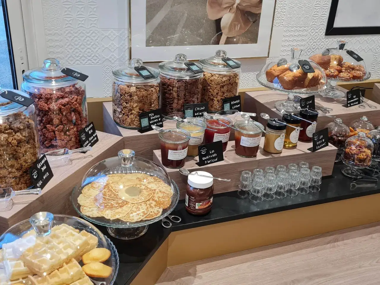 Buffet de petit déjeuner continental ou américain : céréales, granolas, confitures, crêpes, gaufres, muffins et madeleines.