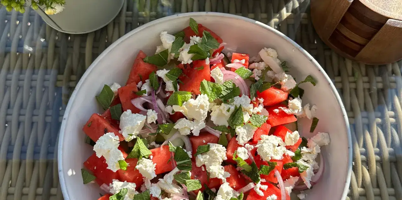 En skål med tärnad vattenmelon, fetaost och mynta. En riktigt god sallad som passar perfekt en varm sommardag.
