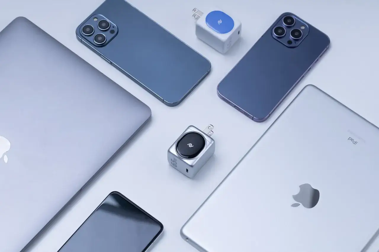 Laptop, dwa iPhone'y, iPad i ładowarki tworzą kompletny ekosystem Apple.