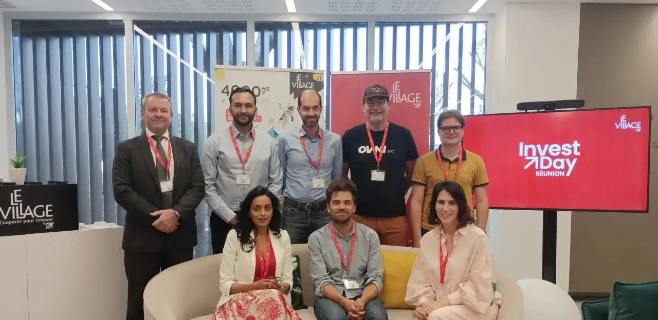 Groupe de professionnels souriants lors d'un événement