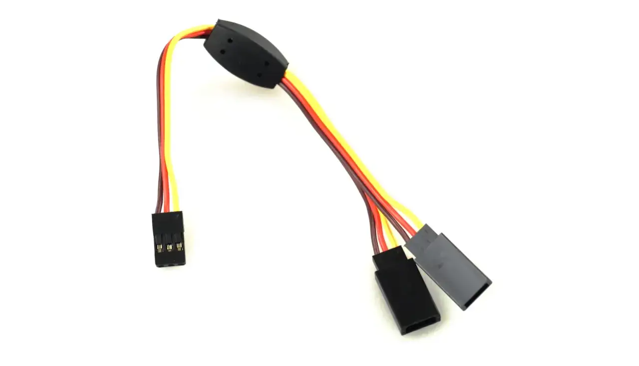 Ein Y-Kabel mit drei Leitungen (rot, gelb, braun) und zwei schwarzen Steckern, das an einem Ende in einen einzelnen Stecker m&uuml;ndet. Ideal f&uuml;r den Anschluss mehrerer Servos, wie sie bei dean stecker-Systemen &uuml;blich sind.