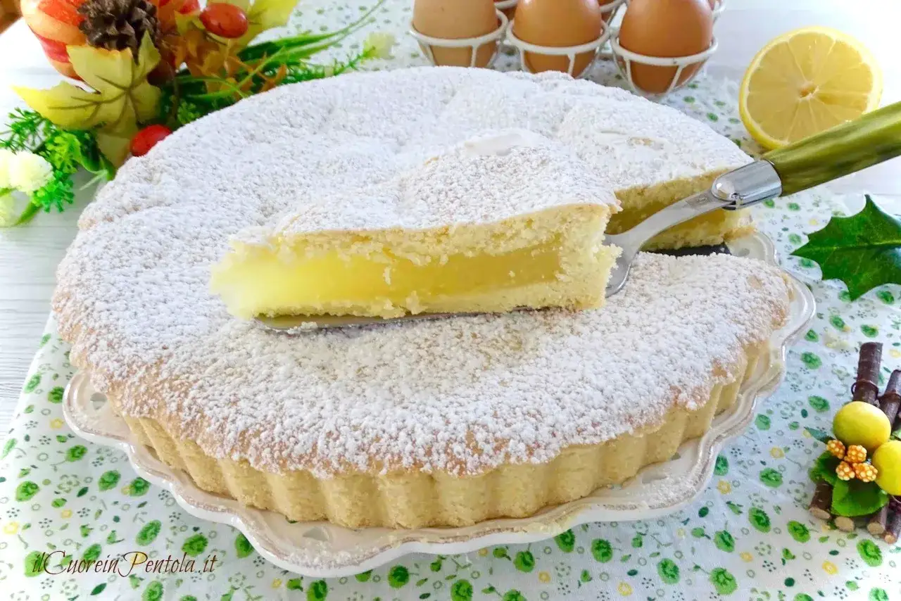 Una fetta di delizia al limone, con la sua crema gialla e la spolverata di zucchero a velo, pronta per essere gustata.