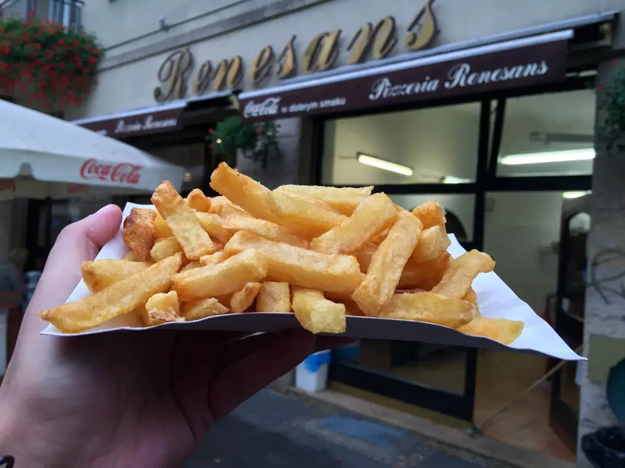 Chrupiące frytki z Pizzerii Renesans, jednej z najlepszych restauracji w Warszawie. Idealna przekąska na spacerze.